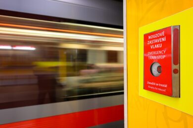 Pokud se stanete svědky pádu osoby do kolejiště v metru, okamžitě vyhledejte a stiskněte tlačítko "Nouzové zastavení vlaku" (NZV) pro příslušnou kolej.