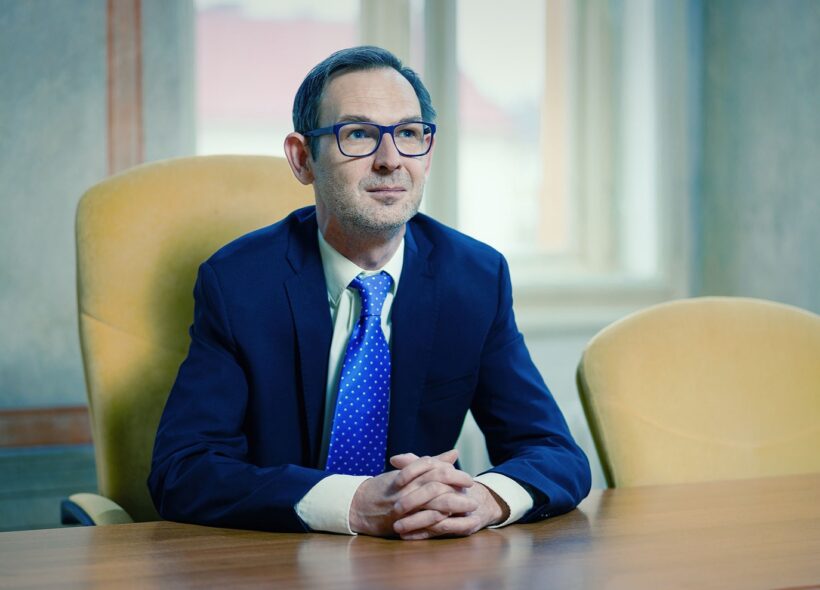 Starosta Prahy 8 Ondřej Gros zaplatil pokutu městské části ve výši 300 tisíc korun ze svého. 