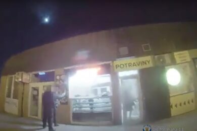 Při běžné kontrole prostor stanice metra Zličín a přilehlého autobusového nádraží oslovili strážníky dva kolemjdoucí...