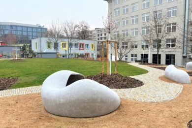 Po roce intenzivních prací se 26. března otevřel veřejnosti vnitroblok U Uranie u Ortenova náměstí.