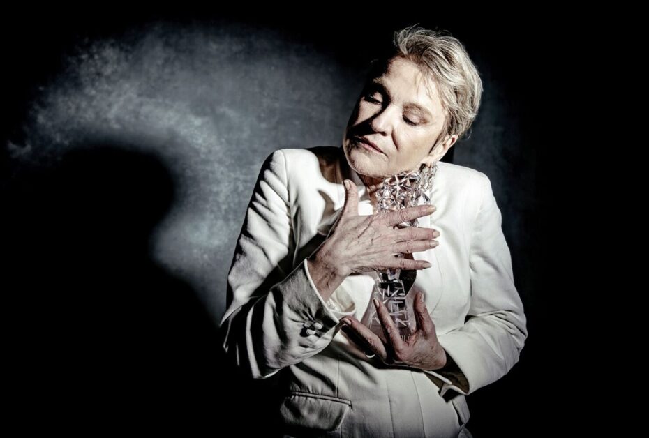 Simona Peková se svým Českým lvem za roli ve filmu Přišla v noci.