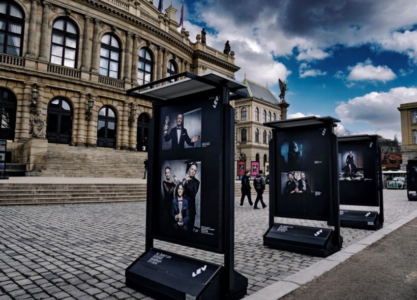 Velkoformátové snímky loňských laureátů zachycují jejich bezprostřední emoce po převzetí lví sošky. Výstava je zdarma k vidění na Palachově náměstí před Rudolfinem.