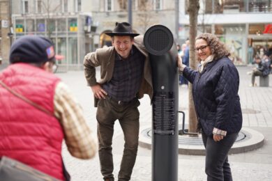 Ve spodní části Václavského náměstí byl slavnostně uveden do provozu nový Poesiomat – zvukové zařízení, které posluchačům nabízí dvacítku autentických nahrávek.