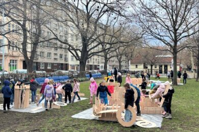 Ve východní části parku v Tusarově ulici vznikl jedinečný herní prostor Hravá Tusarka, inspirovaný konceptem adventure playground. 