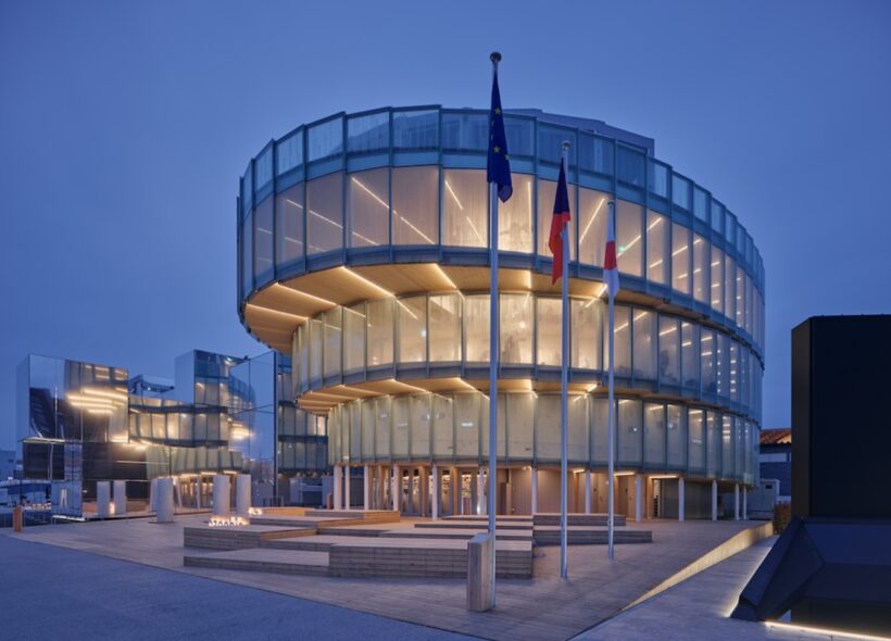 Český národní pavilon, slavnostně otevřený v pondělí 13. dubna na světové výstavě EXPO 2025 v Ósace, nabízí návštěvníkům nejen architektonický skvost, ale i hluboký zážitek.