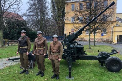 V průběhu oslav bude k vidění přímo v centru Dejvic a Bubenče vojenská historická technika například: britský 40mm protiletadlový kanon Bofors L/60, sovětský 37mm protiletadlový kanon vz.39, německý motocykl v provedení sidecar, americký Dodge WC54 a další. 