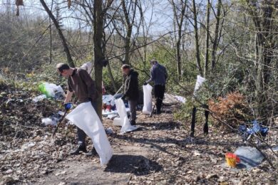 Více než 350 dobrovolníků se zapojilo do tradiční akce Společně ukliďme Prahu 10. Během tří týdnů podle radnice Prahy 1é uklidili veřejná prostranství, parky i zapomenuté kouty městské části. 