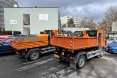 Jihoměstská majetková, která spravuje celkem 69 hřišť v Praze 11, od začátku dubna intenzivně pracuje na jejich přípravě na novou sezónu.
