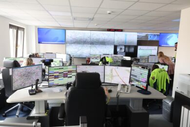 Zdravotnické operační středisko pražské záchranné služby prošlo po více než čtvrtstoletí zásadní rekonstrukcí. Nové technologie, lepší zázemí a větší počet pracovišť posouvají kvalitu poskytované pomoci na špičkovou úroveň.