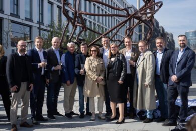 Členové Rady MČ Praha 5 při slavnostním odhalení sochy Odvaha – místostarostové David Dušek (čtvrtý zleva) a Petr Lachnit (třetí zprava), radní Štěpán Rattay (druhý zprava) a Zdeněk Doležal (první zprava)