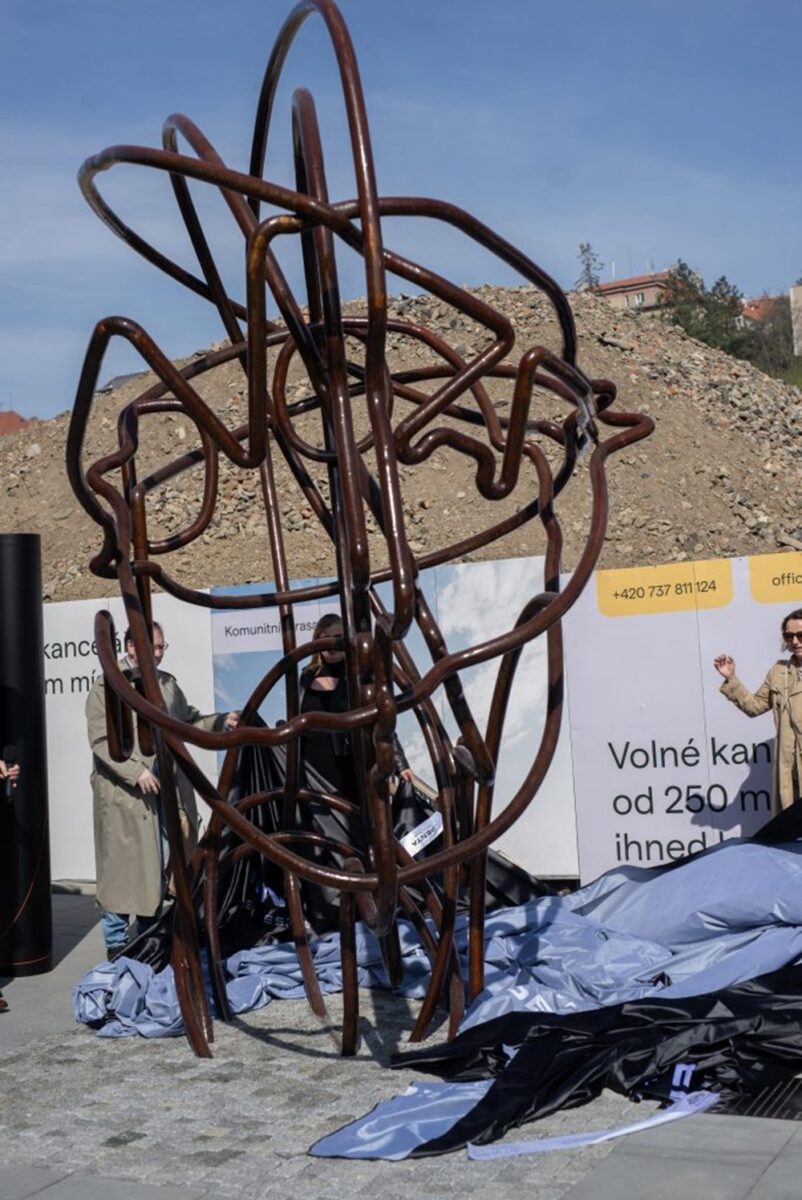 Nová socha Odvaha na Nové Waltrovce v Praze 5 je věnována dvěma českým osobnostem 20. století, které tímto způsobem nebyly nikdy připomenuty.