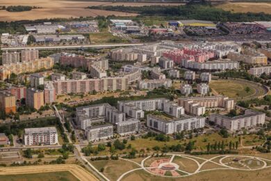 Rada hlavního města Prahy schválila zahájení veřejné zakázky na vypracování projektové dokumentace a inženýrských činností k nové dopravní stavbě Budovatelská–Mladoboleslavská. Tato plánovaná silnice má do budoucna odvést tranzitní dopravu z Kbel a Satalic