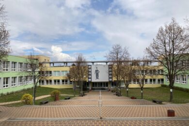 Radní Prahy 5 potvrdili pokračování stávajících vedení u pěti škol, jejichž ředitelům letos končilo funkční období. Jedná se také o Veroniku Urban Volfovou ze ZŠ a MŠ Barrandov.