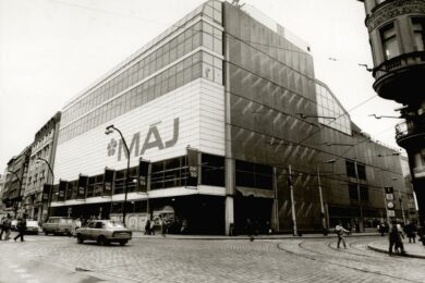 Obchodní dům Máj na konci roku 1988.