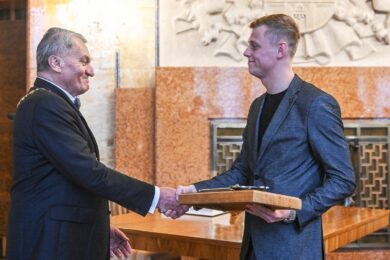 Primátor hlavního města Prahy Bohuslav Svoboda slavnostně předal symbolický Klíč primátora zástupcům AC Sparta Praha. 
