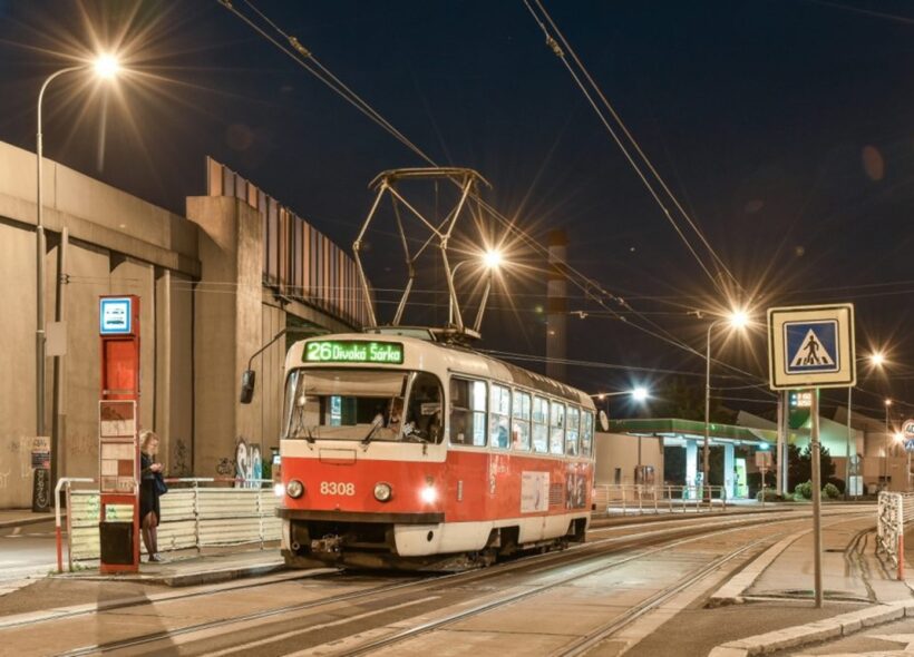 Tramvaj linky 26 ve stanici Zahradní Město v Praze 10.