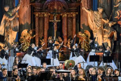 Benefiční koncert v kostele svatého Mikuláše v Praze. 