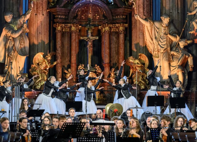 Benefiční koncert v kostele svatého Mikuláše v Praze. 