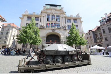 Volně přístupná expozice představí klíčové historické události spojené s osvobozením Prahy a koncem tohoto válečného konfliktu. Jako součást akce zde bude na týden vystaven i autentický stíhač tanků, který se přímo podílel na dramatických událostech konce války v Praze.