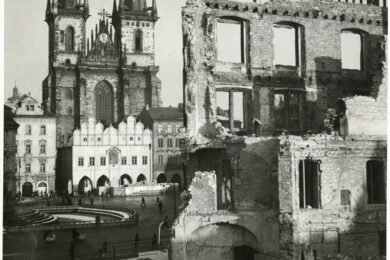 Dobová fotografie Staroměstského náměstí v květnu roku 1945.