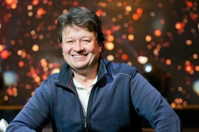 Filmový, televizní a divadelní režisér Karel Janák stále neztrácí svoji dobrou náladu a optimismus.