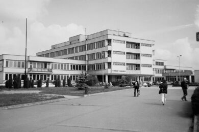 Budova Polikliniky Prosek krátce po otevření v roce 2025.
