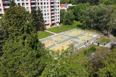Na pražském sídlišti Ďáblice vznikl nový dopravní park, který malým dětem hravou formou přibližuje pravidla silničního provozu, třídění odpadu i základy čtení a počítání. 