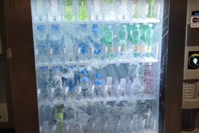 Devatenáctiletý pachatel společně s dosud neznámým komplicem nejprve teleskopickým obuškem rozbil automat a následně z něj odcizil větší množství nápojů, které naskládali do černé tašky.