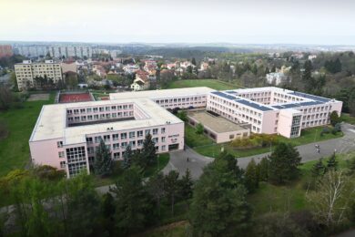 Pohled na budoucí rozšířenou budovu ZŠ Ústavní o novou školní družinu.