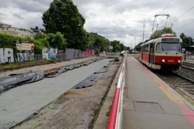 V pražském Podolí vzniká nová autobusová zastávka Dvorce, která vytvoří důležitý přestupní uzel mezi tramvajemi a autobusy.