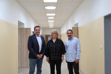 Starosta David Vodrážka, místostarostka Marcela Plesníková, ředitel školy Petr Kubička.