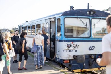 Nyní máte jedinečnou příležitost nahlédnout do zákulisí železnice zcela netradičně – z paluby motoráčku! 