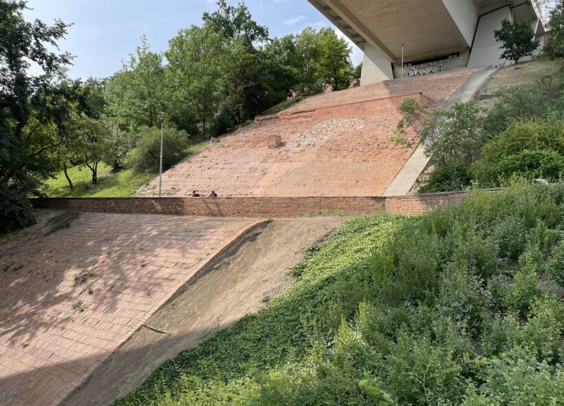 Cihlový svah na Folimance, pod Nuselským mostem, projde opravou.