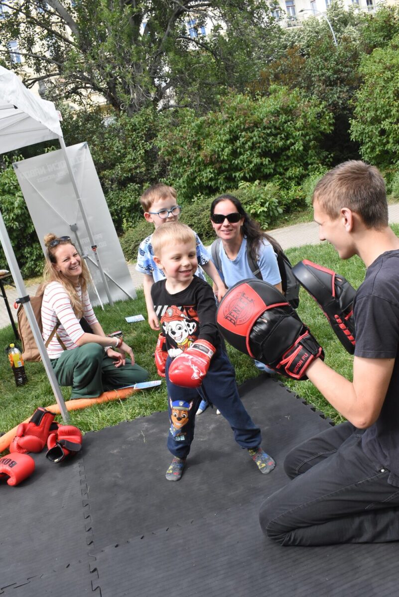 Den dobrovolnictví nabídl nejen zábavu, ale i konkrétní příklady, jak se mohou děti a mladiství zapojit do dobrovolnictví, objevovat nové zájmy a trávit volný čas smysluplně.