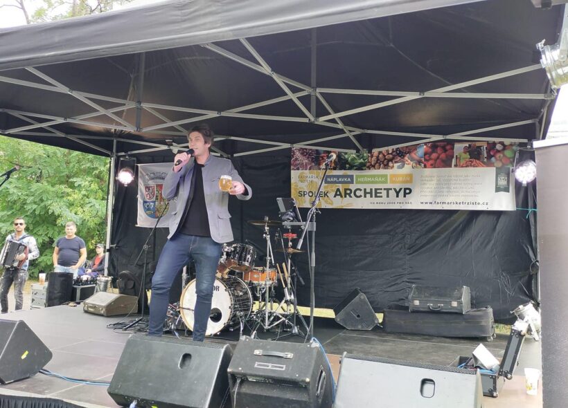 Festival Desítka na Desítce se letos koná již potřetí, poprvé však zavítá do Malešického parku.