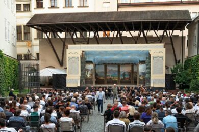 Na scéně unikátního mobilního divadla Florea Theatrum ve dvoraně Lichtenštejnského paláce uvidí diváci dvě výjimečné novodobé premiéry-