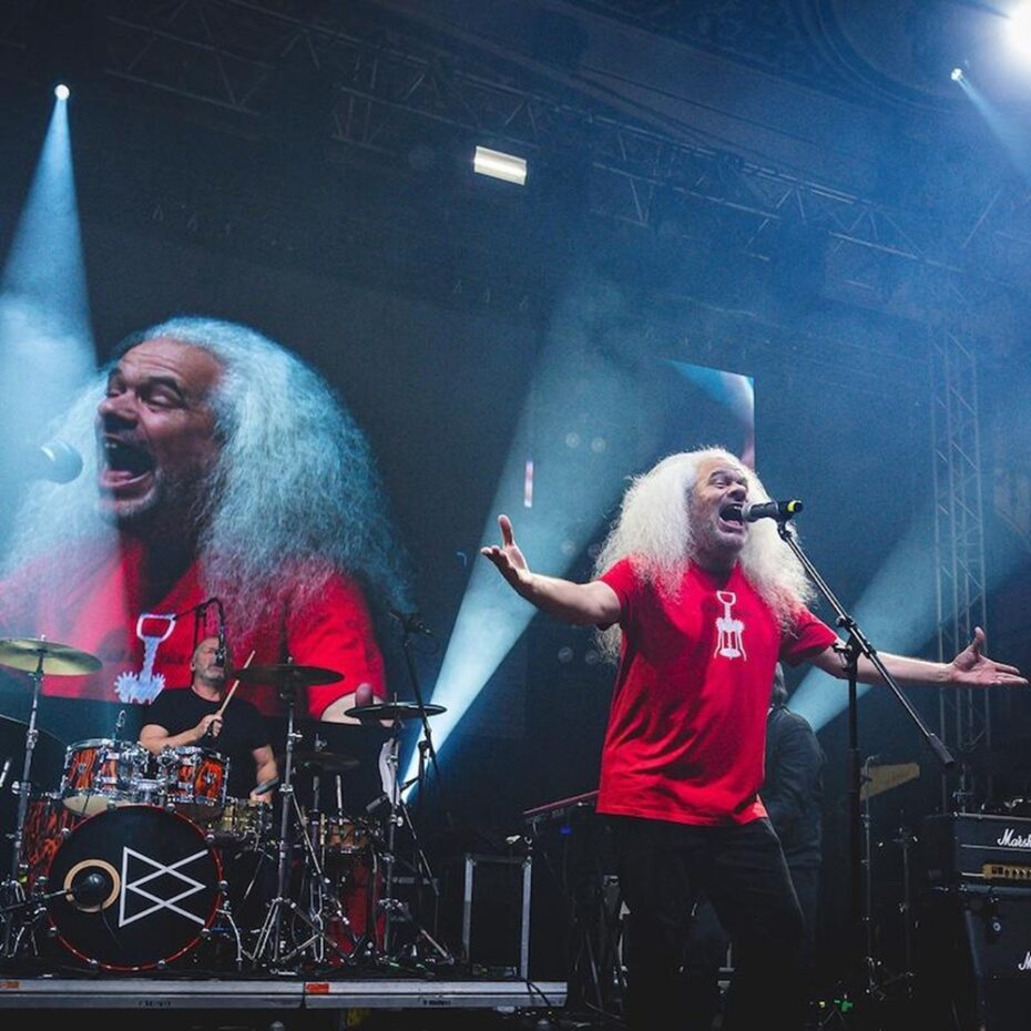 Závěr večera bude patřit formaci Jasná páka, která už od 80. let boří hranice mezi rockem, punkem a novou vlnou.