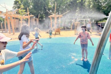 Zrekonstruovaná část hřiště, zaměřená především na menší děti, nyní nabízí moderní, bezpečné a podnětné prostředí pro hru i odpočinek. 
