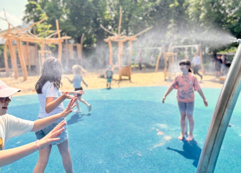 Zrekonstruovaná část hřiště, zaměřená především na menší děti, nyní nabízí moderní, bezpečné a podnětné prostředí pro hru i odpočinek. 