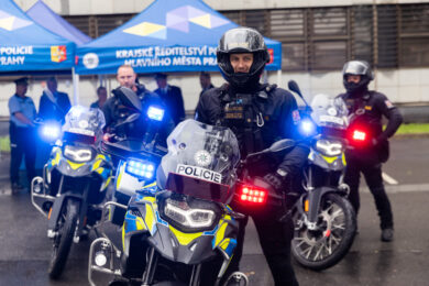 Pražští policisté převzali od magistrátu nové sanitní motocykly s defibrilátory.