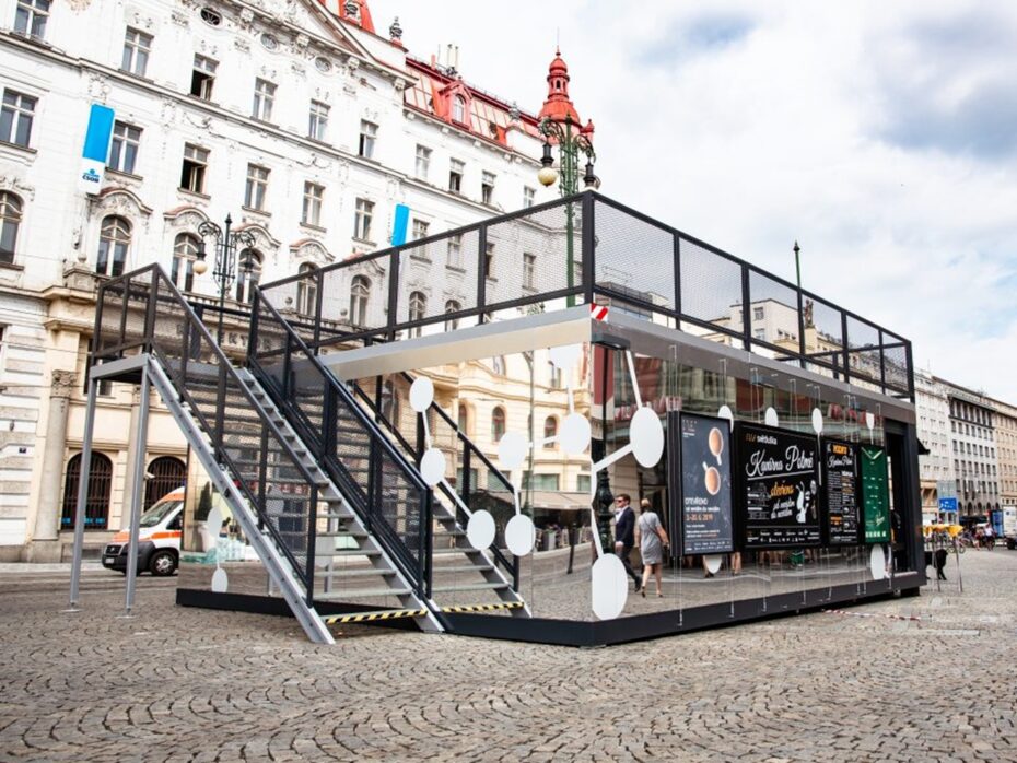 Kavárna POTMĚ Nadačního fondu Českého rozhlasu Světluška bude od 18. června do 1. července stát přímo na náměstí Republiky před Palladiem.