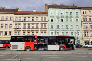 Od 1. srpna čeká cestující ve Středočeském kraji a Praze významná změna, kdy u vybraných příměstských autobusových linek systému PID bude možné nastupovat všemi dveřmi. 