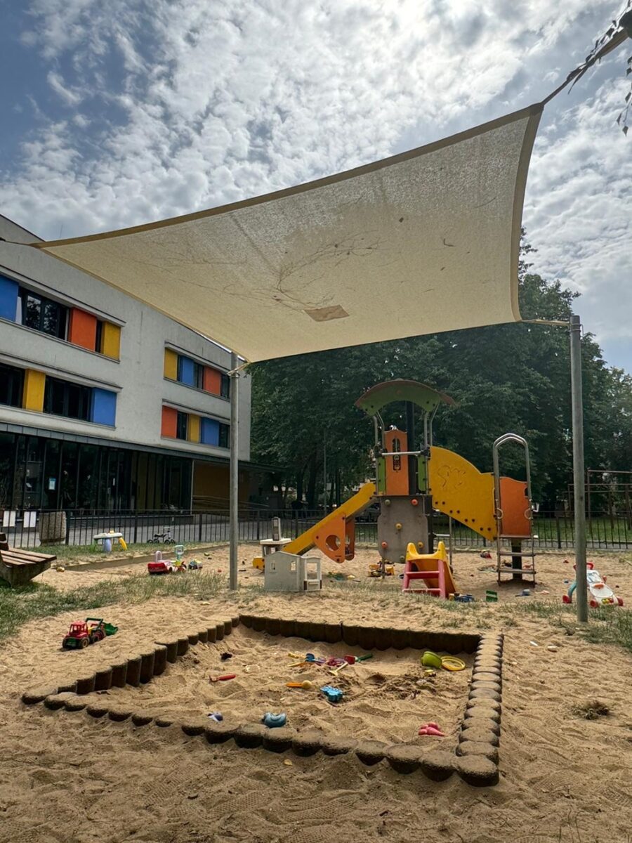 Děti na hřištích v Praze 6 jsou nyní chráněny přes sluncem stínícími plachtami.
