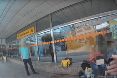 Strážníci zasahovali proti bezdomovcům také u stanice metra Vysočanská.