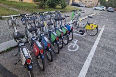Cyklisté se na území Prahy 4 dočkali legálních cyklostanovišť.