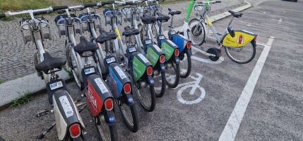 Cyklisté se na území Prahy 4 dočkali legálních cyklostanovišť.