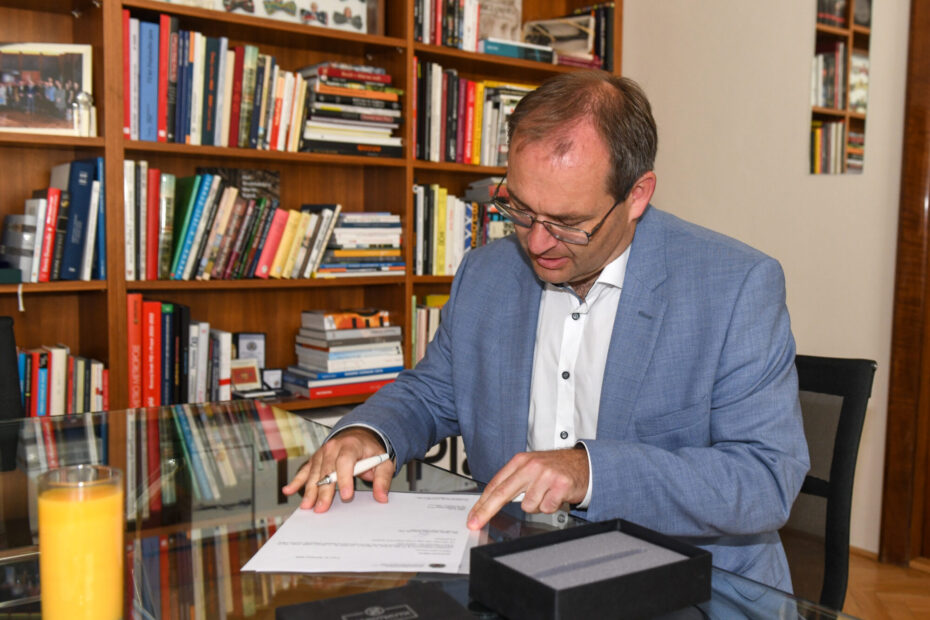 „Rozhodl jsem se tuto výzvu přijmout, své jmenování vnímám především jako závazek a velmi si vážím důvěry pana primátora. Na pražském magistrátu aktuálně pracuji již desátý rok a myslím si, že za tuto dobu už úřad dobře znám. Mým cílem je navázat na vše dobré, co se nám podařilo, a evoluční metodou některé záležitosti dále zlepšovat. Věřím, že naše spolupráce s panem primátorem a se všemi koaličními a opozičními stranami bude úspěšná ve prospěch hlavního města Prahy,“ sděluje nový ředitel Magistrátu hl. m. Prahy Tomáš Havel.