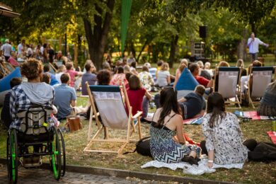 Tradiční letní festival Sejdeme se na zahradě, který pořádá Centrum Paraple, proběhne  ve čtvrtek 31. července od 17 hodin v zahradě Centra v pražských Malešicích.
