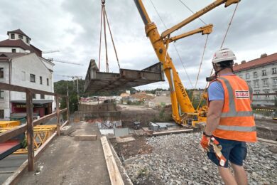 Demontáž smíchovského železničního mostu Hřebík.