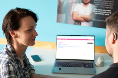 Tichá linka je bezplatná online služba, která zájemcům při telefonování umožní číst na obrazovce to, co druhý člověk říká – a zájemce sám odpovídá nahlas, jak je zvyklý.